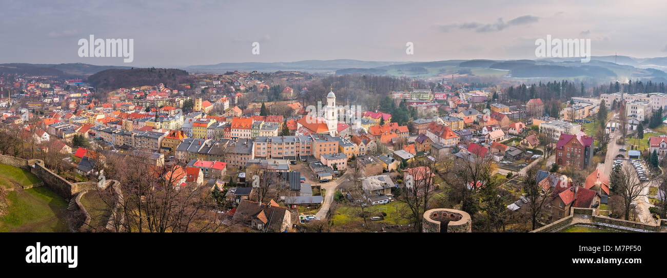 Panorama della piccola città Bolkow nella Bassa Slesia, Polonia, come si vede dalle mura del castello di Bolkow Foto Stock