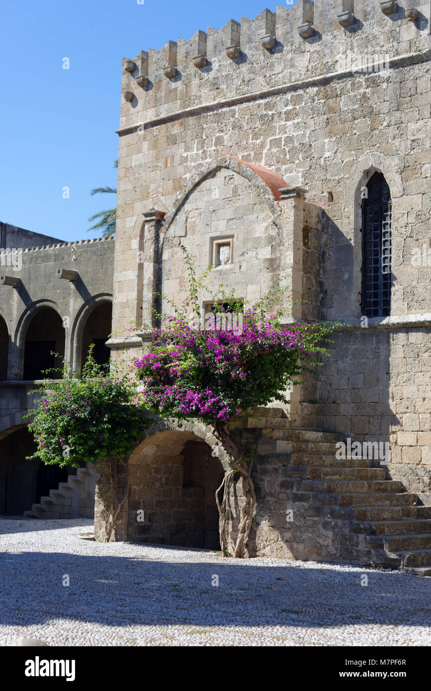Rhodes, Grecia - 9 Ottobre 2017: edificio medievale sulla Piazza dei Martiri ebrei. Città medievale di Rodi è elencato come patrimonio mondiale UNESCO dal Foto Stock