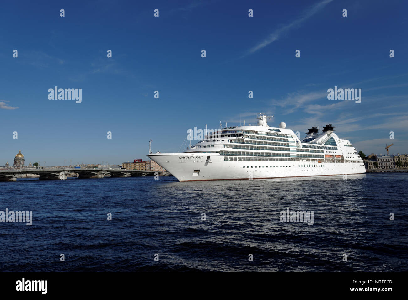 San Pietroburgo, Russia - 5 Agosto 2015: Crociera Seabourn ricerca si discosta dal fiume Neva. La nave costruita nel 2011 fornisce la crociera di lusso per 45 Foto Stock