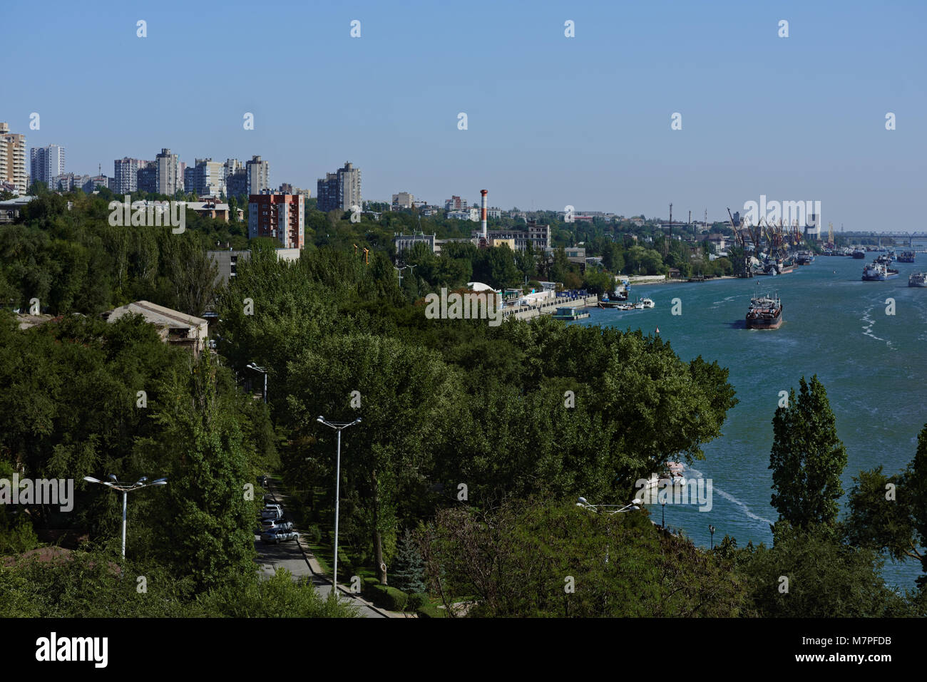 Rostov-on-Don, Russia - 28 Settembre 2015: Cityscape e spavento il trasporto sul fiume Don. Porto di Rostov-on-Don è il più grande punto di transito in t Foto Stock