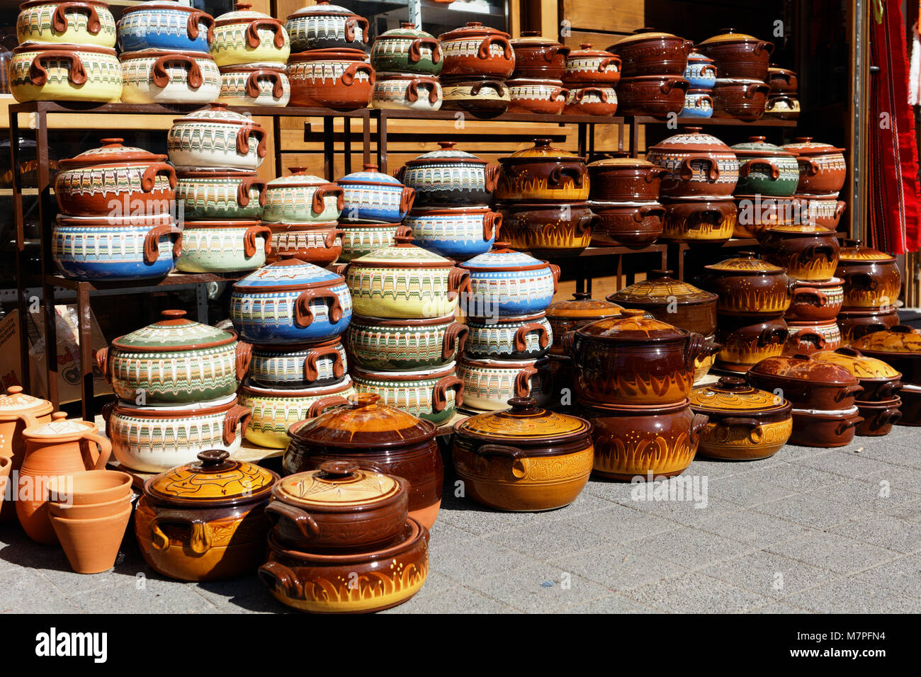 Sofia, Bulgaria - 5 Marzo 2016: assortimento di vasi di ceramica presso le donne del mercato. Noto anche come Zhensky pazar, è la più grande ed indaffarato mercato ho Foto Stock