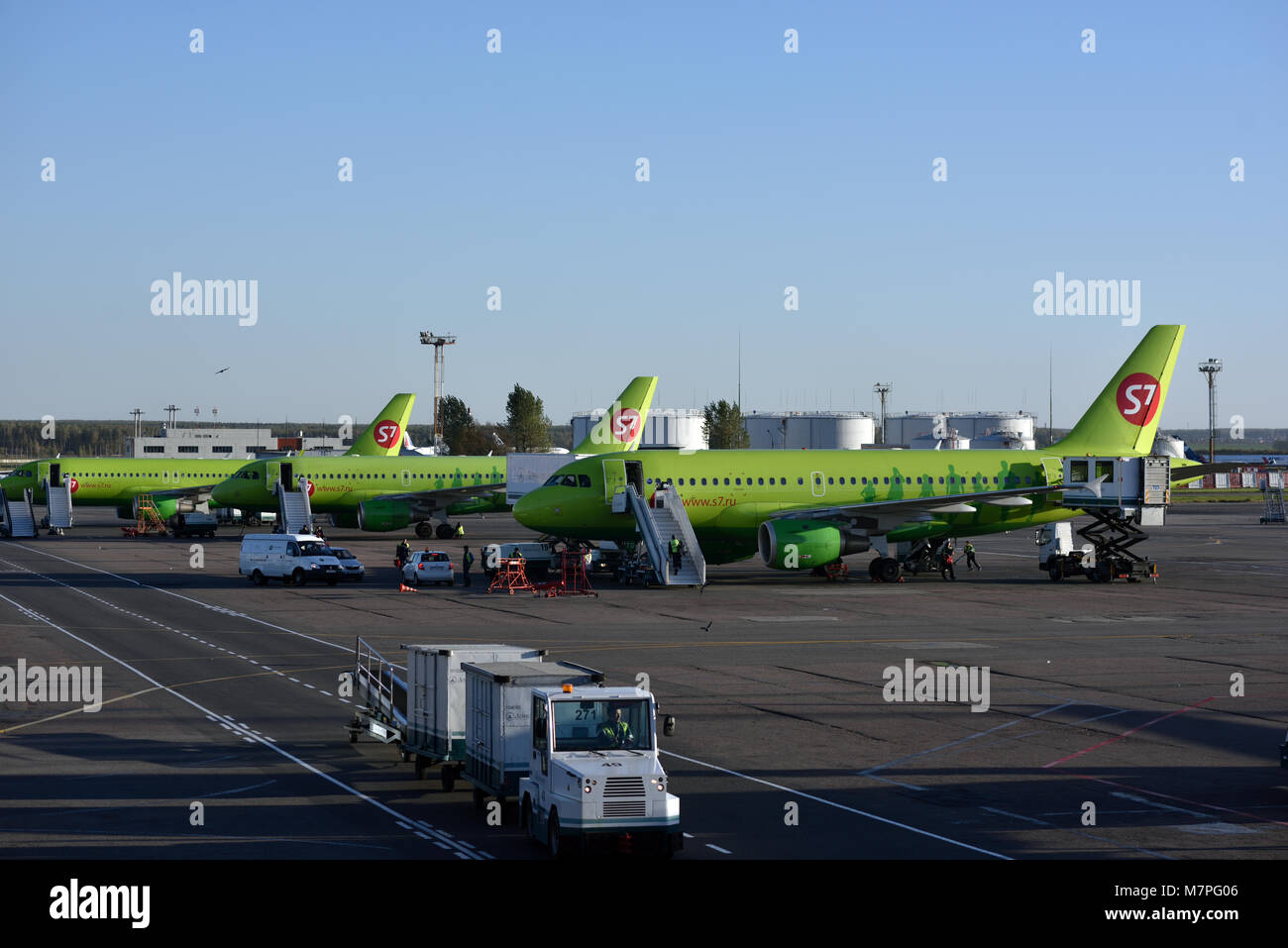 Mosca, Russia - 3 Ottobre 2015: aeroplani di S7 Airlines La preparazione per il volo in aeroporto di Domodedovo. Novosibirsk in base S7 Airlines ha 58 aeroplani Foto Stock