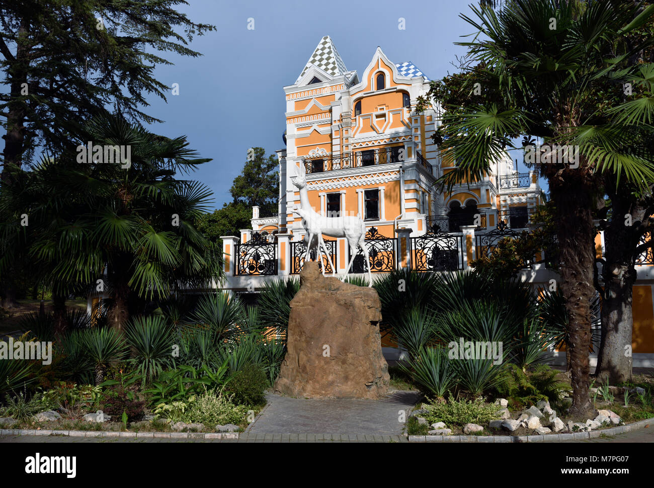 Sochi, Russia - 30 Settembre 2015: ricostruito cottage di V. A. Khludov nel parco Riviera, Vasily Khludov fondato questo parco nel 1898 Foto Stock