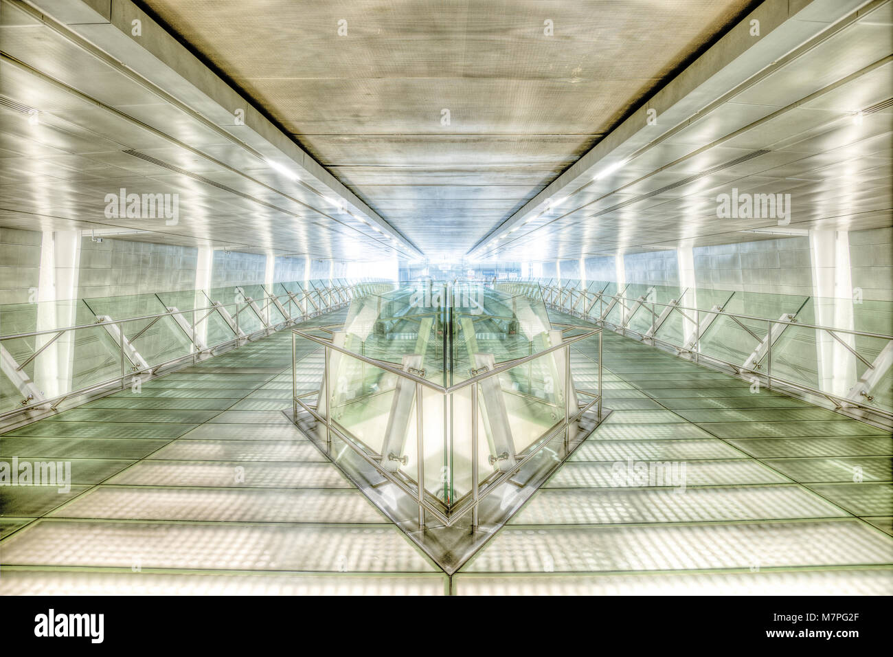 Il sovraccarico della metropolitana ponte sopra la stazione MRT di stazione ferroviaria al Changi Airport Foto Stock