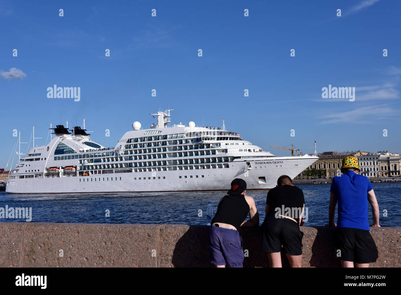 San Pietroburgo, Russia - 5 Agosto 2015: Le persone fanno le foto della nave da crociera Seabourn Ricerca partì dal fiume Neva. La nave costruita nel 2011 stabilito Foto Stock