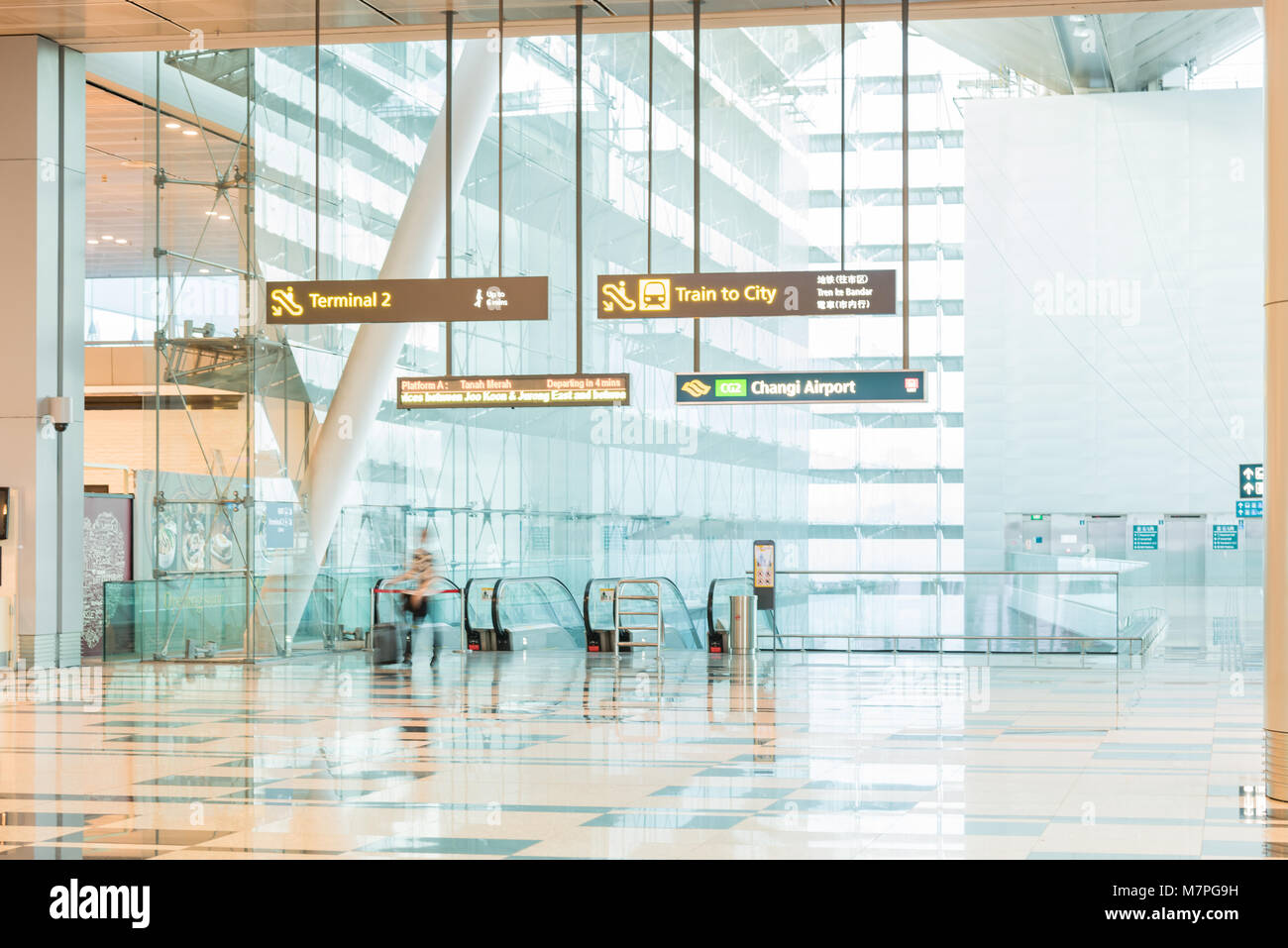 Architettura e i viaggiatori al Changi Airport Terminal 3 Foto Stock