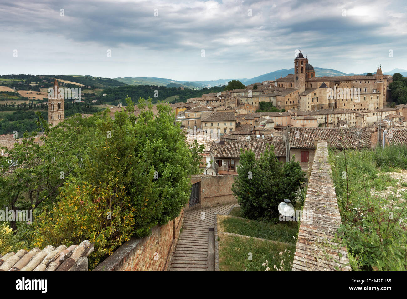 Vista del centro storico di Urbino, Italia. La parte storica della città è elencato come patrimonio mondiale UNESCO Foto Stock