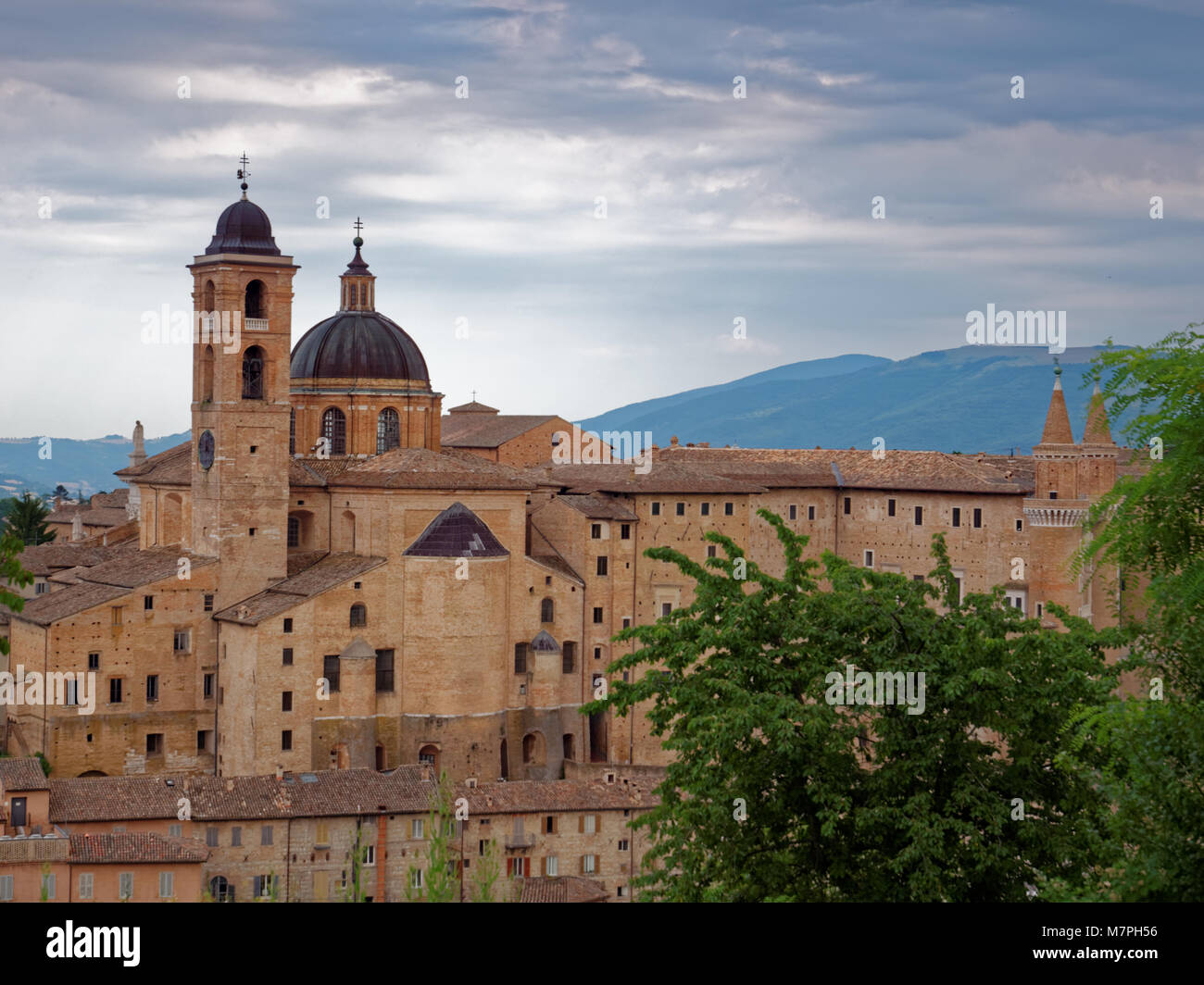 Vista del centro storico di Urbino, Italia. La parte storica della città è elencato come patrimonio mondiale UNESCO Foto Stock