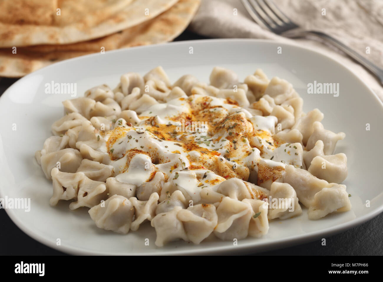 Bagno turco Gnocchi Manti con lo yogurt greco e spezie Foto Stock