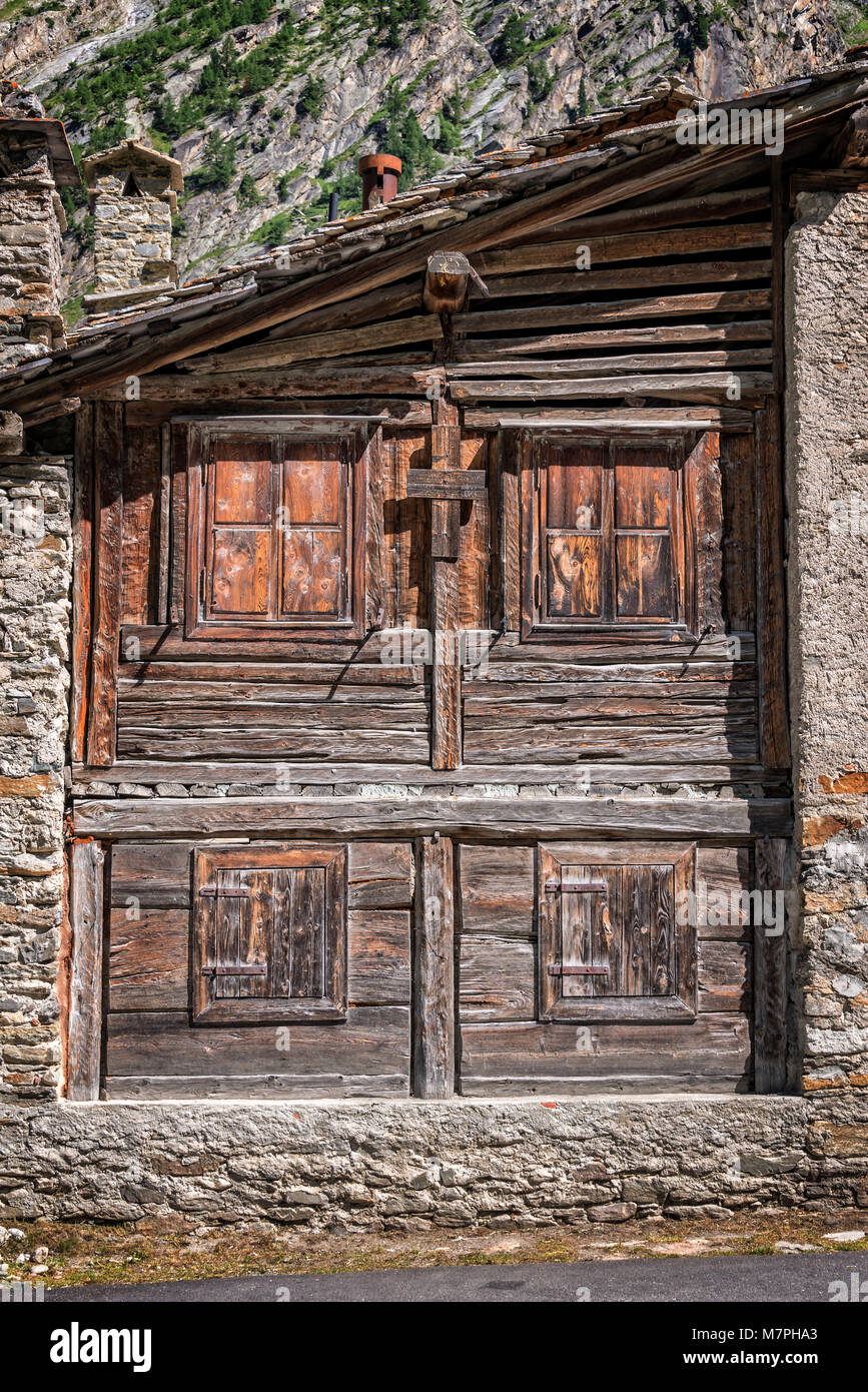 Il legno vecchio e casa di pietra, architettura alpina, Valle d'Aosta, alpi, Italia Foto Stock