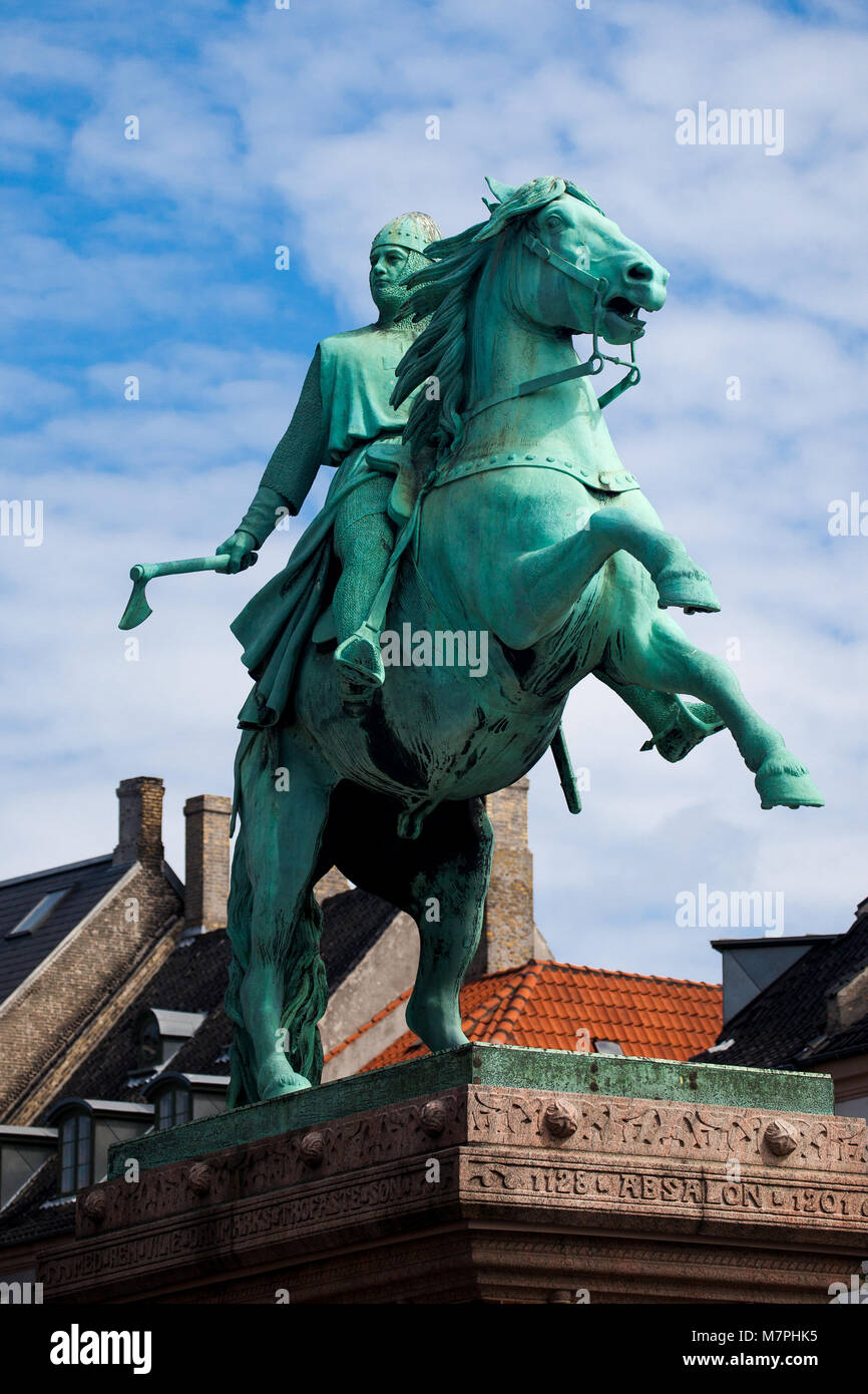 Statua equestre del vescovo Absalon, leggendario fondatore di Copenhagen, a Højbro Plads (alto ponte Square) centro di Copenhagen, Danimarca Foto Stock