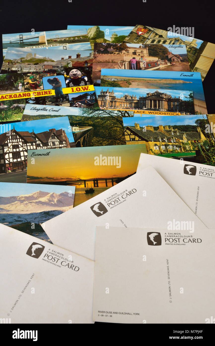 Una selezione di J Salmon Ltd cartoline raffiguranti inglese e gallese, viste mostrato su uno sfondo nero. Foto Stock