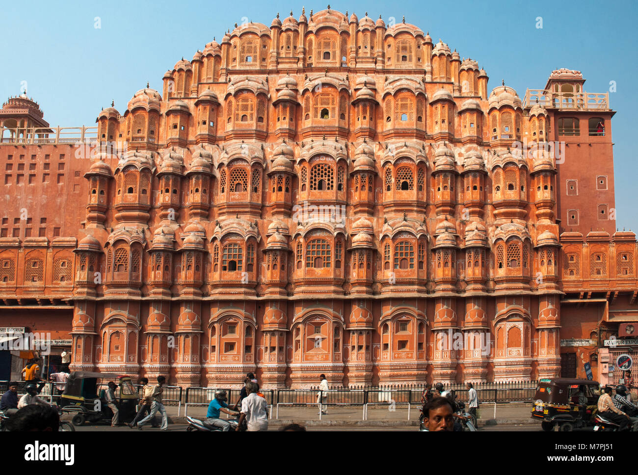 Hawa Mahal o Palazzo dei venti, Jaipur, India, costruita a partire dal 1799 per garantire isolamento per le donne della corte Foto Stock