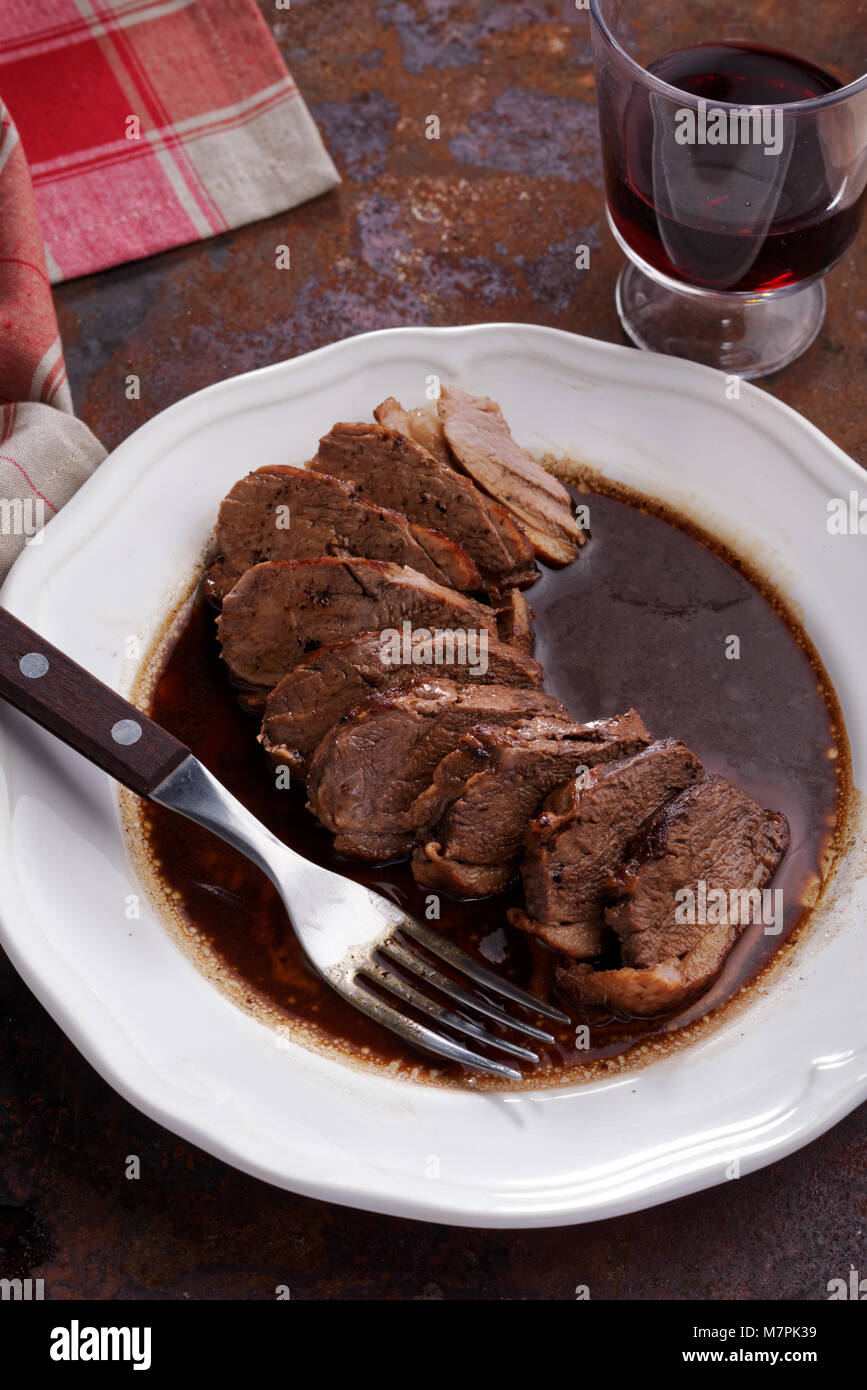 Arrosto di carne di anatra su un tavolo rustico Foto Stock