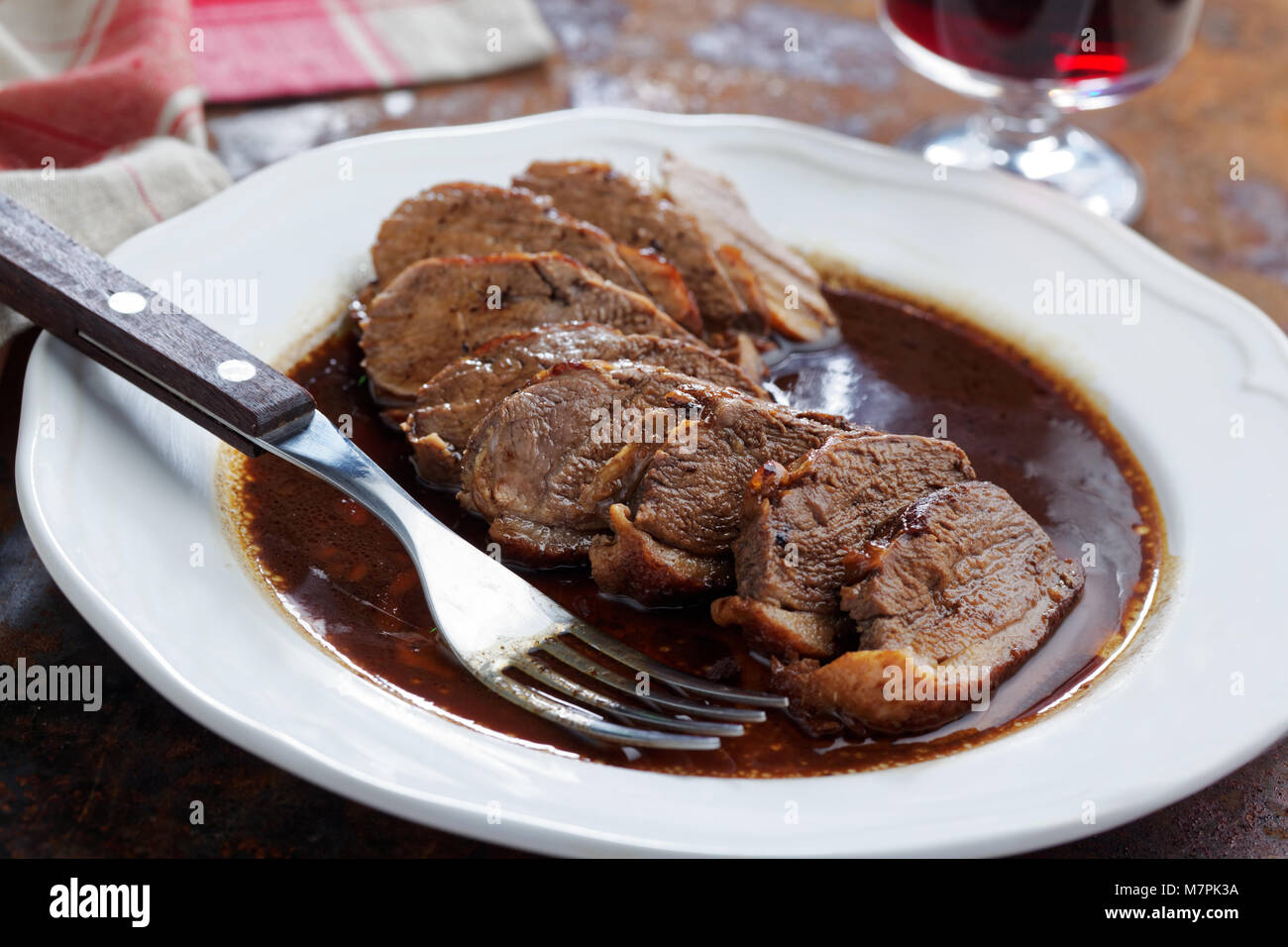 Arrosto di carne di anatra su un tavolo rustico Foto Stock