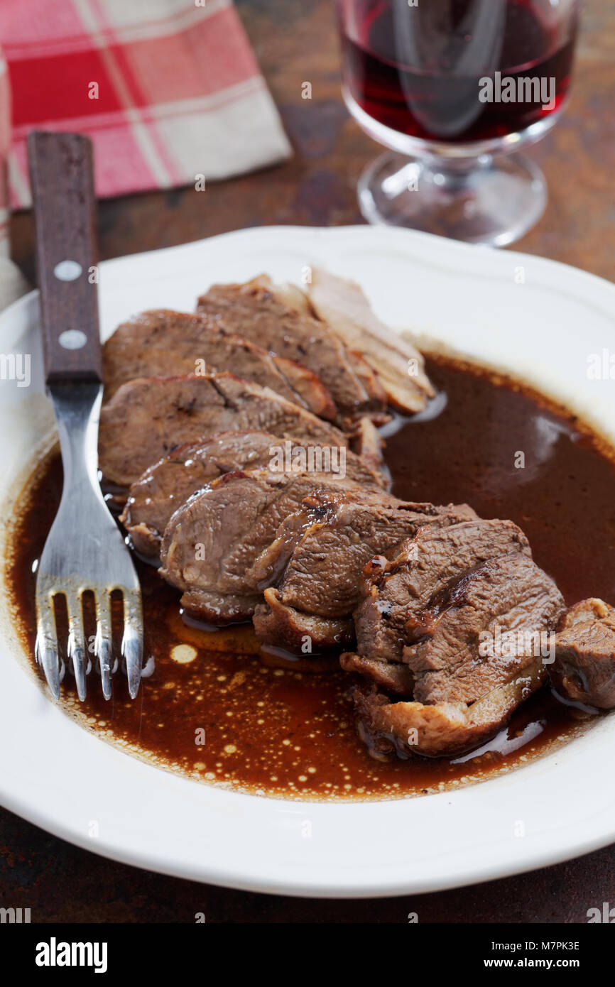 Arrosto di carne di anatra su un tavolo rustico Foto Stock