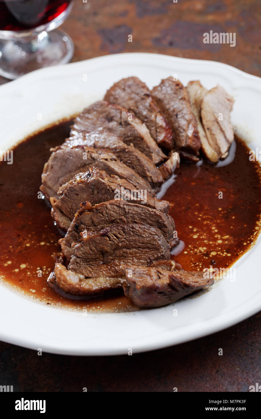 Arrosto di carne di anatra su un tavolo rustico Foto Stock