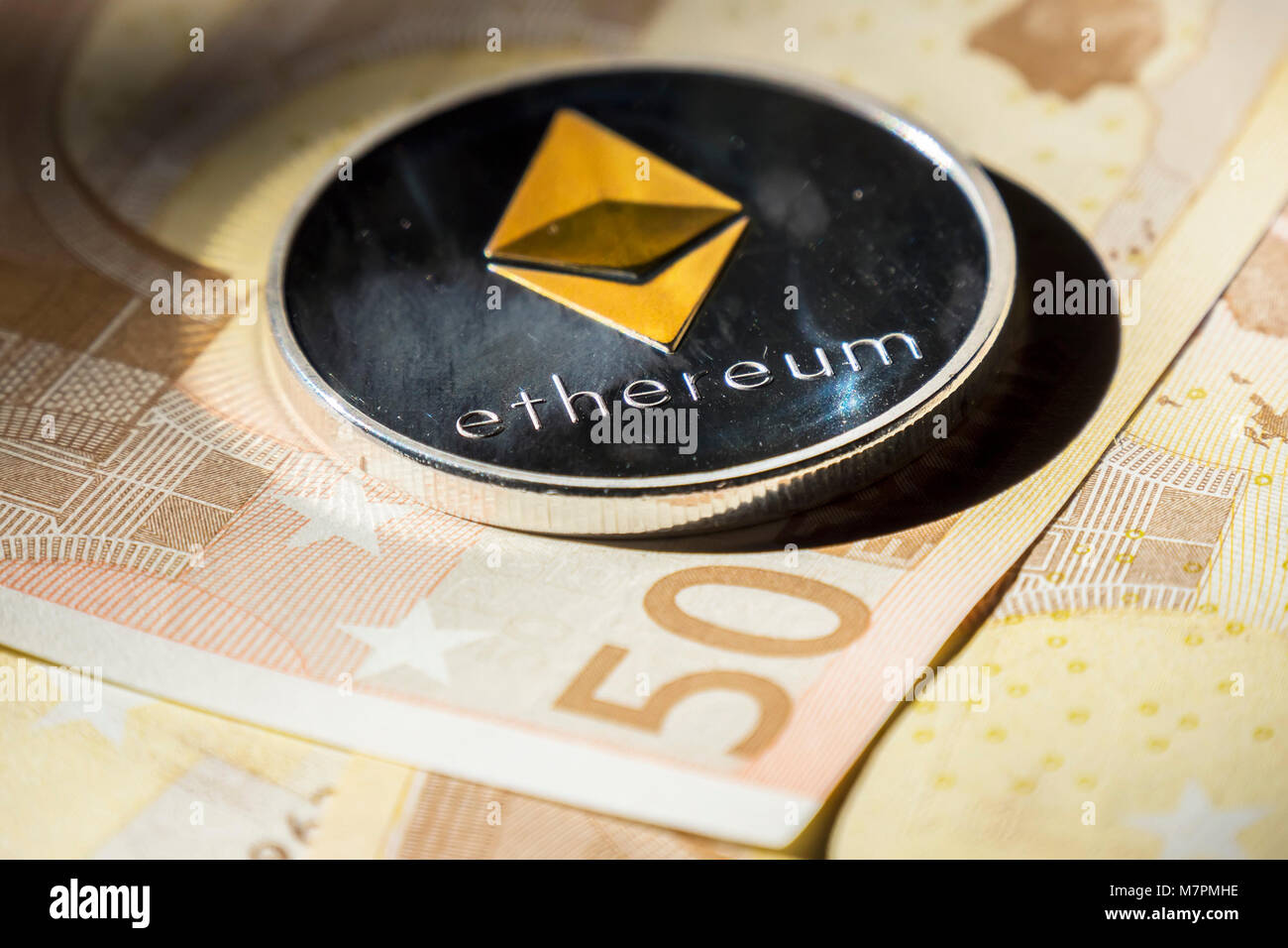 Cryptocurrency monete al di sopra delle banconote in euro; Ethereum coin Foto Stock