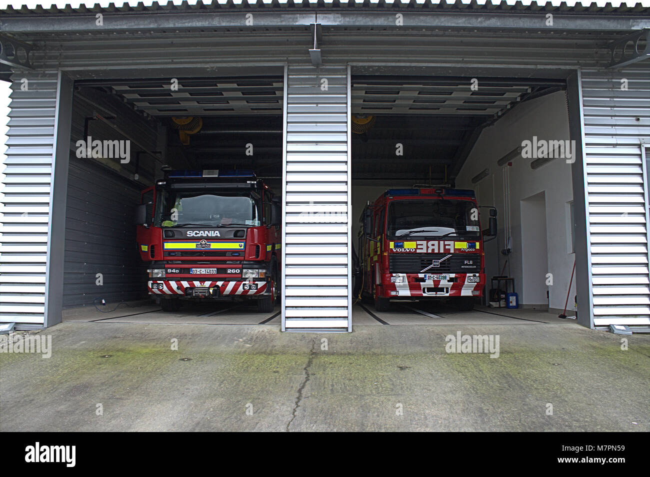 I vigili del fuoco autocarri alla stazione dei vigili del fuoco in standby a Skibbereen, West Cork, Irlanda. Foto Stock