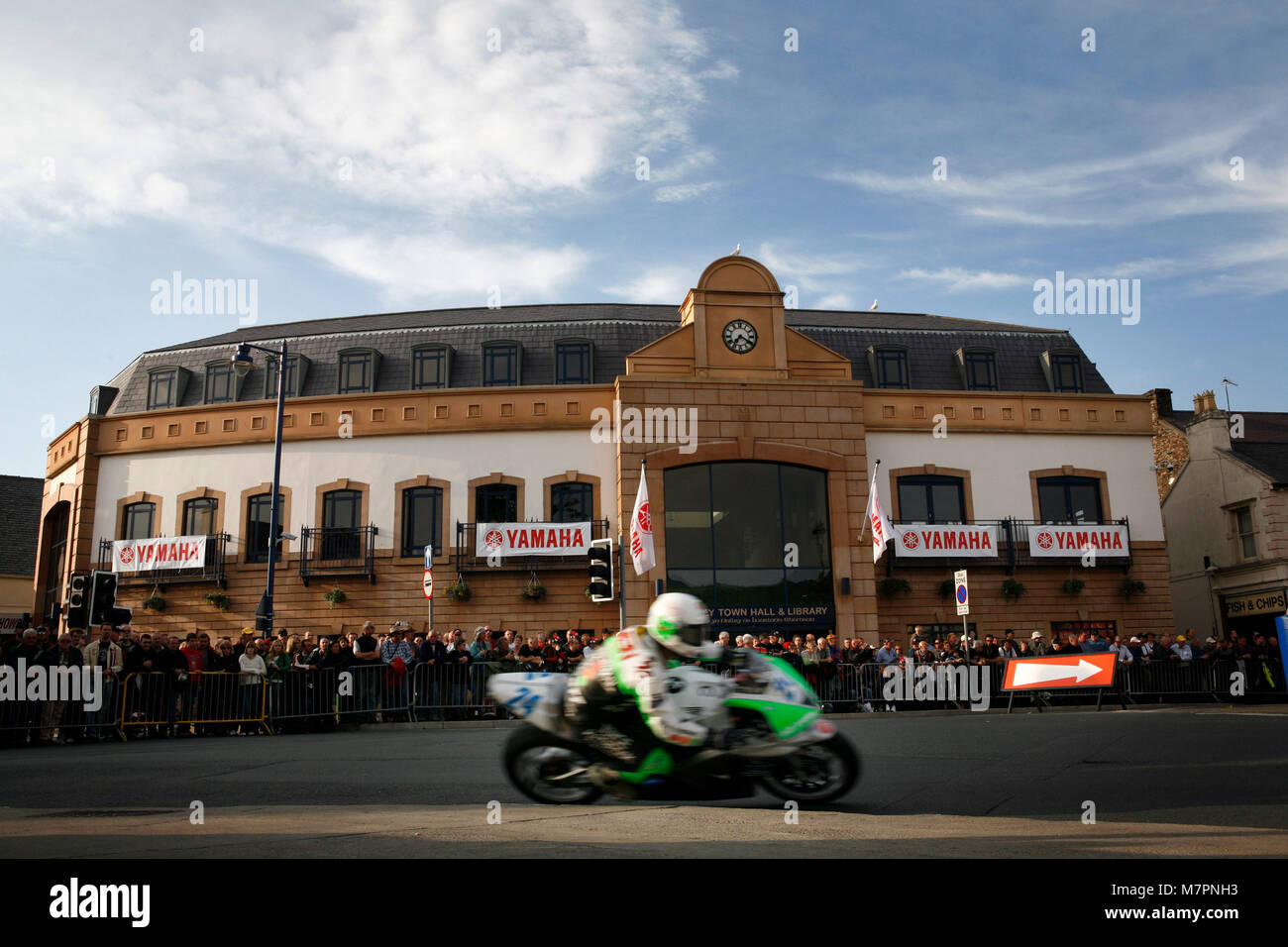 Bike race intorno a piazza del Parlamento a Ramsey durante il centenario 100 gare TT sull'Isola di Man. Foto Stock