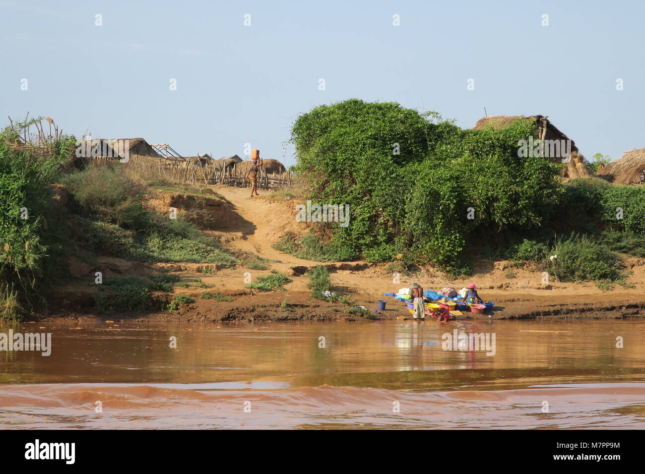 Vista in natura coloratissima da una barca sul fiume Tsiribihina, Madagascar, Menabe regione, Toliara. Foto Stock