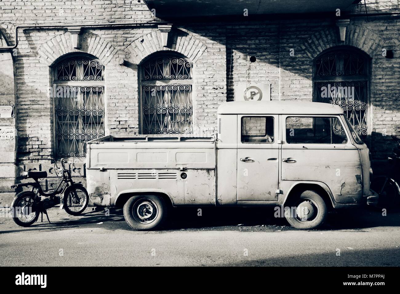 La vecchia strada con un tradizionale e architetto convenzionale, ero ossessionato con il furgone e moto che è proprio simile alla strada. Foto Stock