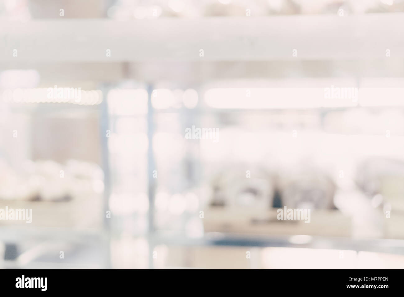 Sfondo sfocato - negozio del centro commerciale per lo shopping di sfocatura con sfondo bokeh di fondo. Foto Stock