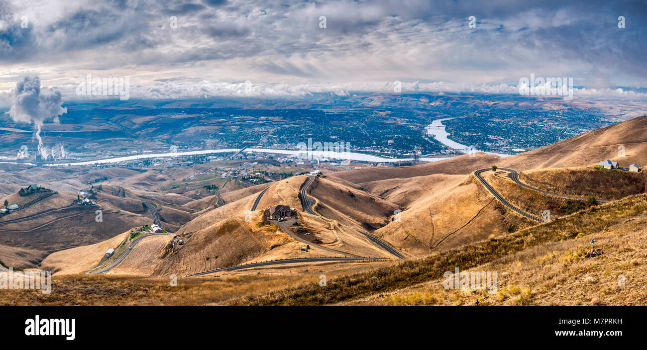 Vista dall'autostrada a spirale sul Lewiston collina di Lewiston, Idaho e Clarkston, Washington, alla confluenza di Clearwater e fiumi di serpente Foto Stock