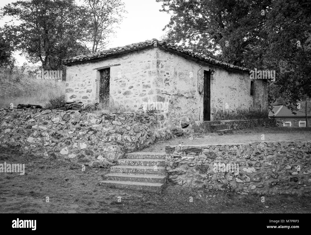 Vecchia casa di pietra con il tetto in ceramica nel villaggio Zarouhla.Grecia Foto Stock