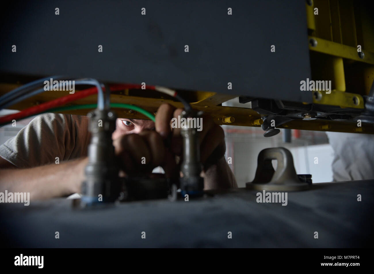 Stati Uniti Air Force Senior Airman Jessie Mechling, XLI Expeditionary elettronica combattere squadrone della guerra elettronica artigiano, esegue la manutenzione elettrica su un EC-130H chiamata bussola aeromobili a Bagram Airfield, Afghanistan Agosto 25, 2014. Electronic Warfare systems journeymen sono responsabili per l'esecuzione di operazioni di manutenzione su avionico di electronic warfare e alle attrezzature di analisi. Mechling è distribuito da Davis-Monthan Air Force Base in Arizona e un nativo di Martinez, Calif. (U.S. Air Force photo by Staff Sgt. Evelyn Chavez/RILASCIATO) 455th aria ala Expeditionary Bagram Airfield, Afghanistan Foto Stock