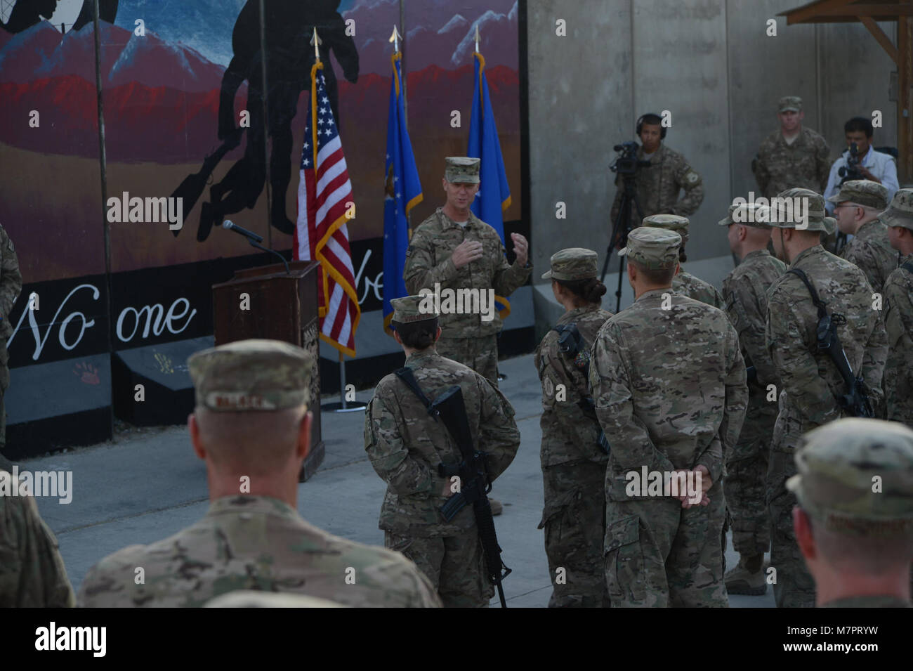 Aviosuperficie di Bagram, Afghanistan - STATI UNITI Air Force Brig. Gen. Mark D. Kelly, 455th Air Expeditionary Wing Commander, fa alcune osservazioni circa l importanza del patriota giorno durante un ritiro spirituale e re-integrazione cerimonia di premiazione che si terrà al di fuori della tenda 5/6 Sett. 11, 2014 a Bagram Airfield, Afghanistan. Patriot giorno è ricordata in tutto il mondo come l'anniversario degli attacchi terroristici negli Stati Uniti d'America sett. 11, 2001. (U.S. Air Force foto di Master Sgt. Cohen A. giovani/RILASCIATO) 455th aria ala Expeditionary Bagram Airfield, Afghanistan Foto Stock