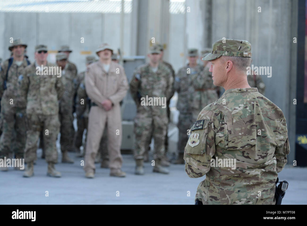 Aviosuperficie di Bagram, Afghanistan - STATI UNITI Air Force Brig. Gen. Mark D. Kelly, 455th Air Expeditionary Wing Commander, fa alcune osservazioni circa l importanza del patriota del giorno durante un ritiro e re-integrazione cerimonia di premiazione che si terrà al di fuori della tenda 5/6 Sett. 11 2014 a Bagram Airfield, Afghanistan. (U.S. Air Force foto di Master Sgt. Cohen A. giovani/RILASCIATO) 455th aria ala Expeditionary Bagram Airfield, Afghanistan Foto Stock