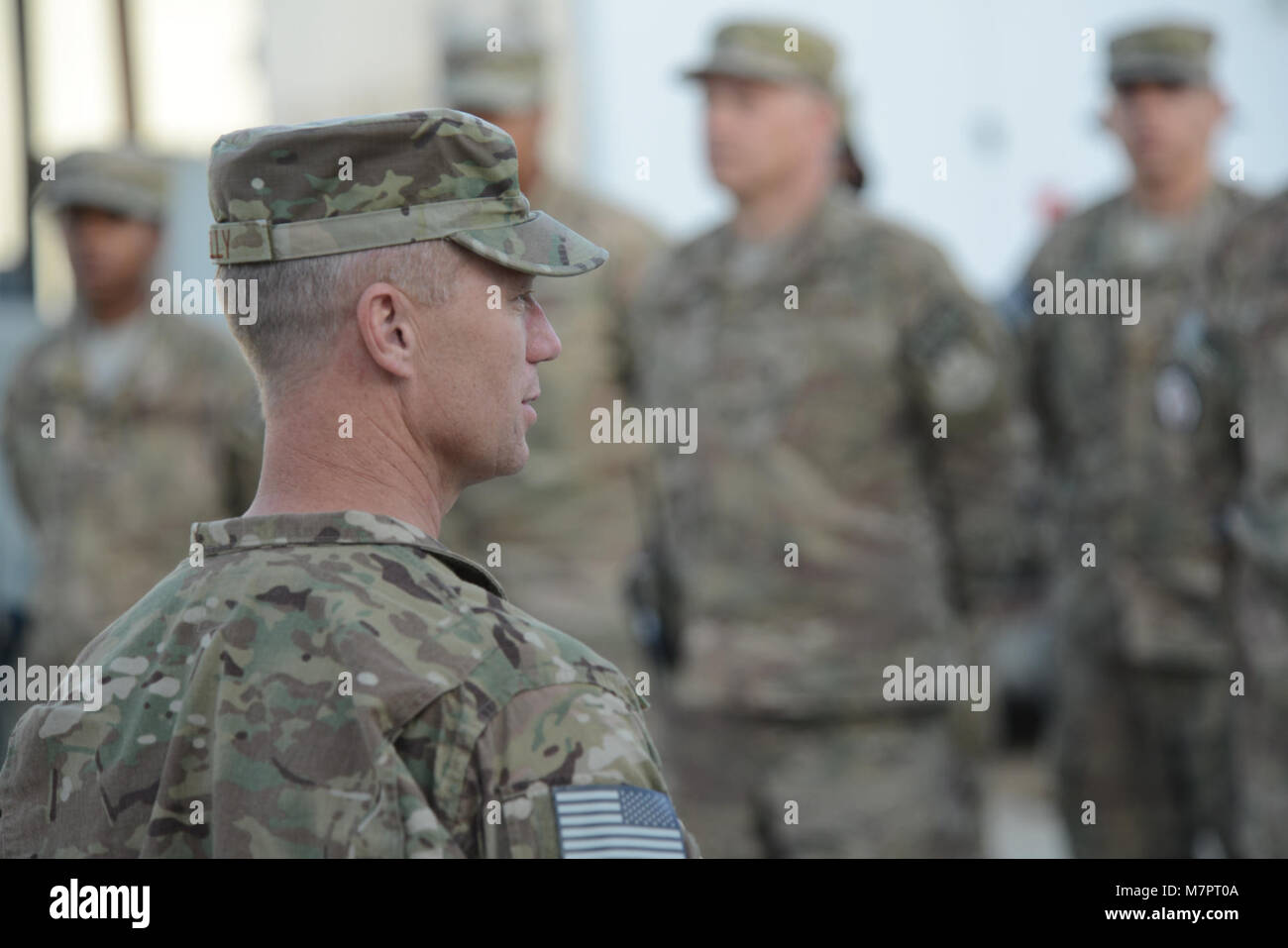 Aviosuperficie di Bagram, Afghanistan - STATI UNITI Air Force Brig. Gen. Mark D. Kelly, 455th Air Expeditionary Wing Commander, fa alcune osservazioni circa l importanza del patriota del giorno durante un ritiro e re-integrazione cerimonia di premiazione che si terrà al di fuori della tenda 5/6 Sett. 11, 2014 a Bagram Airfield, Afghanistan. (U.S. Air Force foto di Master Sgt. Cohen A. giovani/RILASCIATO) 455th aria ala Expeditionary Bagram Airfield, Afghanistan Foto Stock