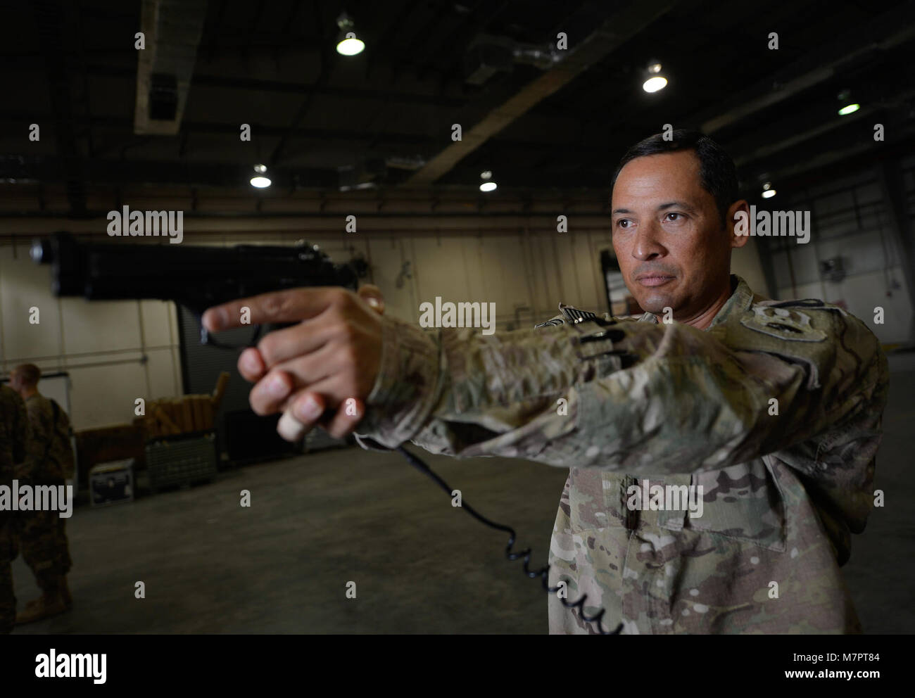 Un U.S. Air Force Senior Master Sgt. Miguel Rodriguez, 455th Expeditionary porta antenna squadrone operazioni sovrintendente, partecipa a trapani arma durante il Check Six training del programma a Bagram Airfield, Afghanistan ott. 21, 2014. Il controllo sei programma aiuta a preparare gli avieri a dissuadere, rilevare e sconfiggere le minacce interne aumentando la loro consapevolezza e vigilanza attraverso iniziale e della formazione periodica. Rodriguez è distribuito da Scott Air Force Base, Ill. e un nativo di Caguas Puerto Rico. (U.S. Air Force photo by Staff Sgt. Evelyn Chavez/RILASCIATO) 455th aria ala Expeditionary Bagram Airfiel Foto Stock