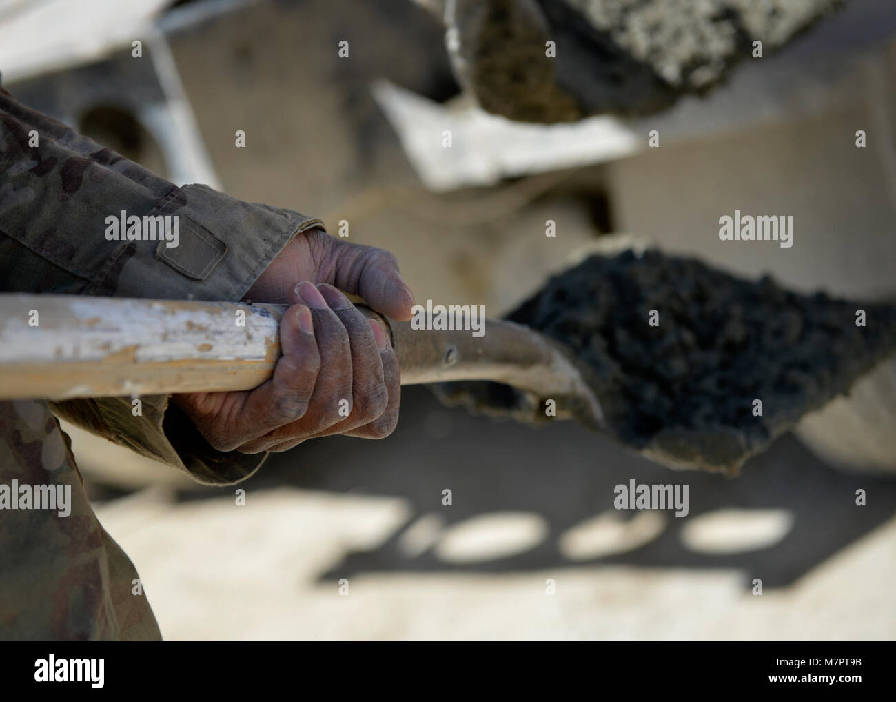 Un U.S. Air Force Airman dal 577th Expeditionary primo tecnico di base forza di emergenza strutture squadrone artigiano versa del calcestruzzo per un nuovo muro di sicurezza a Bagram Airfield, Afghanistan 24 maggio 2014. Il 577th EPBS è distribuito dal 1° Expeditionary ingegnere civile Gruppo di Al Udeid Air Base, in Qatar. Lo squadrone di missioni sono luce costruzione di truppa, valutazioni e riparazioni sulle missioni assegnate. (U.S. Air Force photo by Staff Sgt. Evelyn Chavez) 455th aria ala Expeditionary Bagram Airfield, Afghanistan Foto Stock