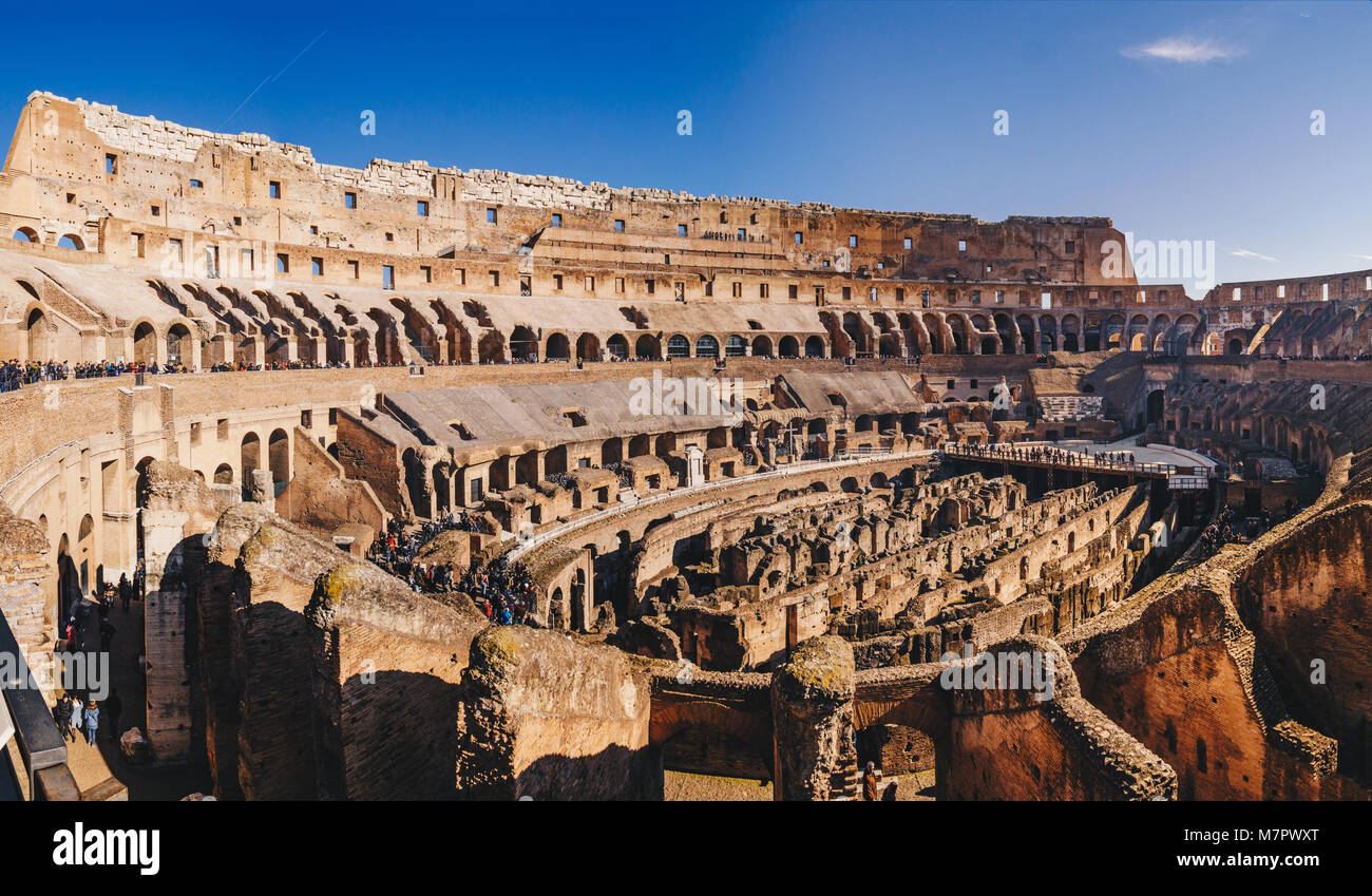Panorama del Colosseo interno, Roma, Italia Foto Stock