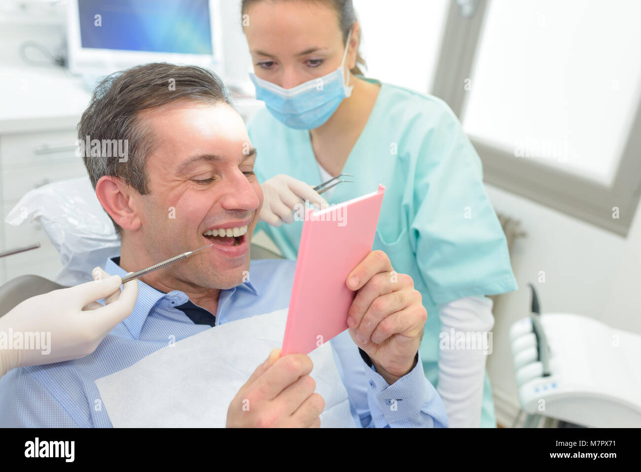Paziente con specchio gap dopo l'estrazione del dente Foto Stock