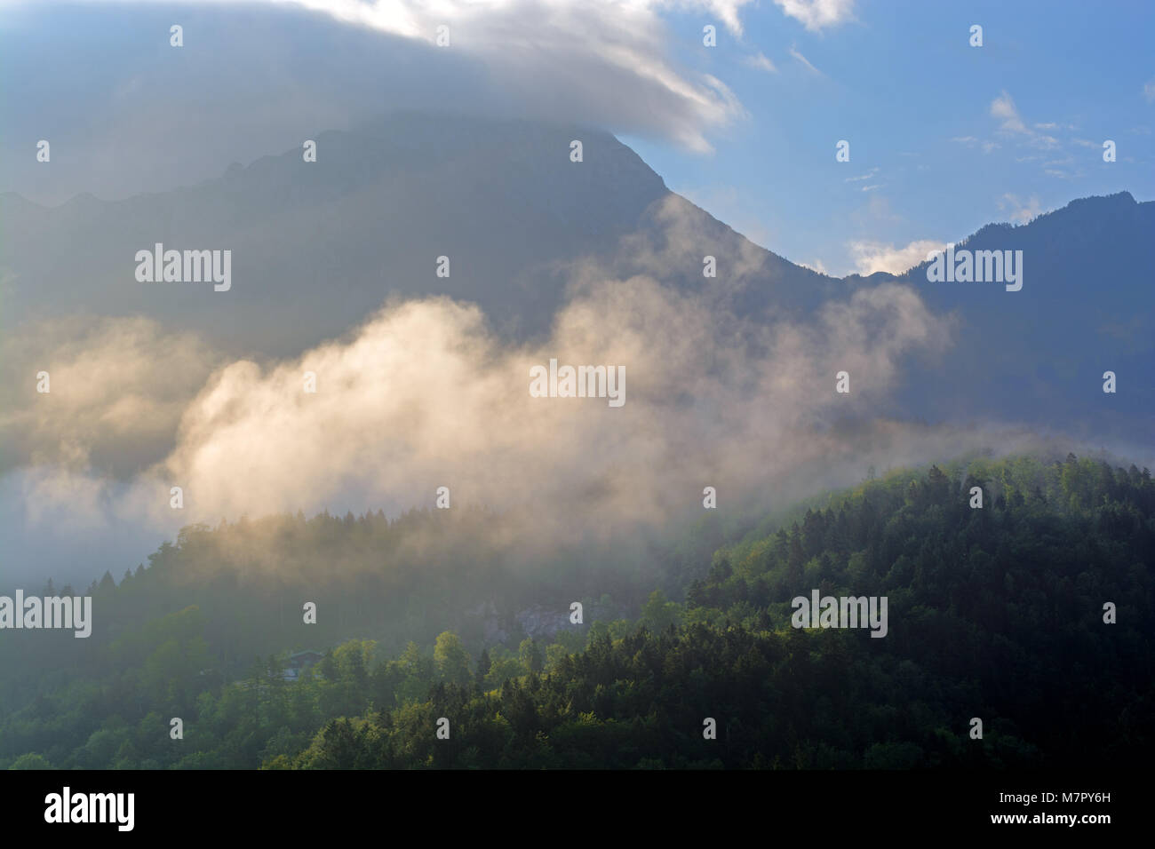 Cloud soleggiato in montagna Foto Stock