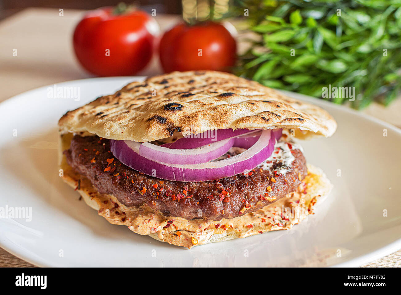 Gustosi hamburger serbo nel pane pita con insalata fresca ingredienti Foto Stock