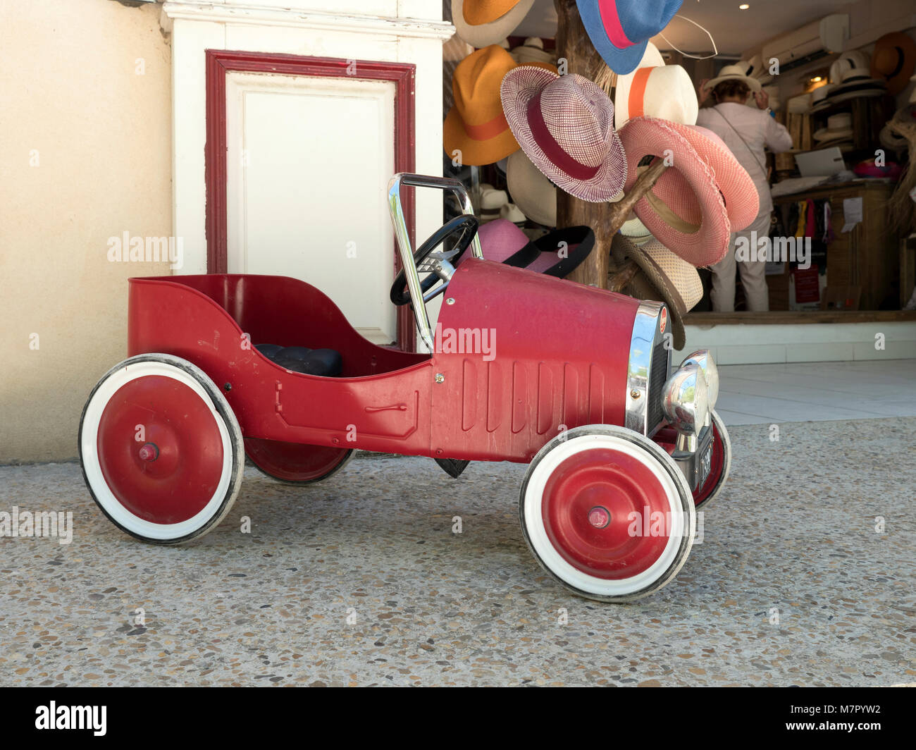 Auto a pedali giocattolo Immagini e Fotos Stock - Alamy