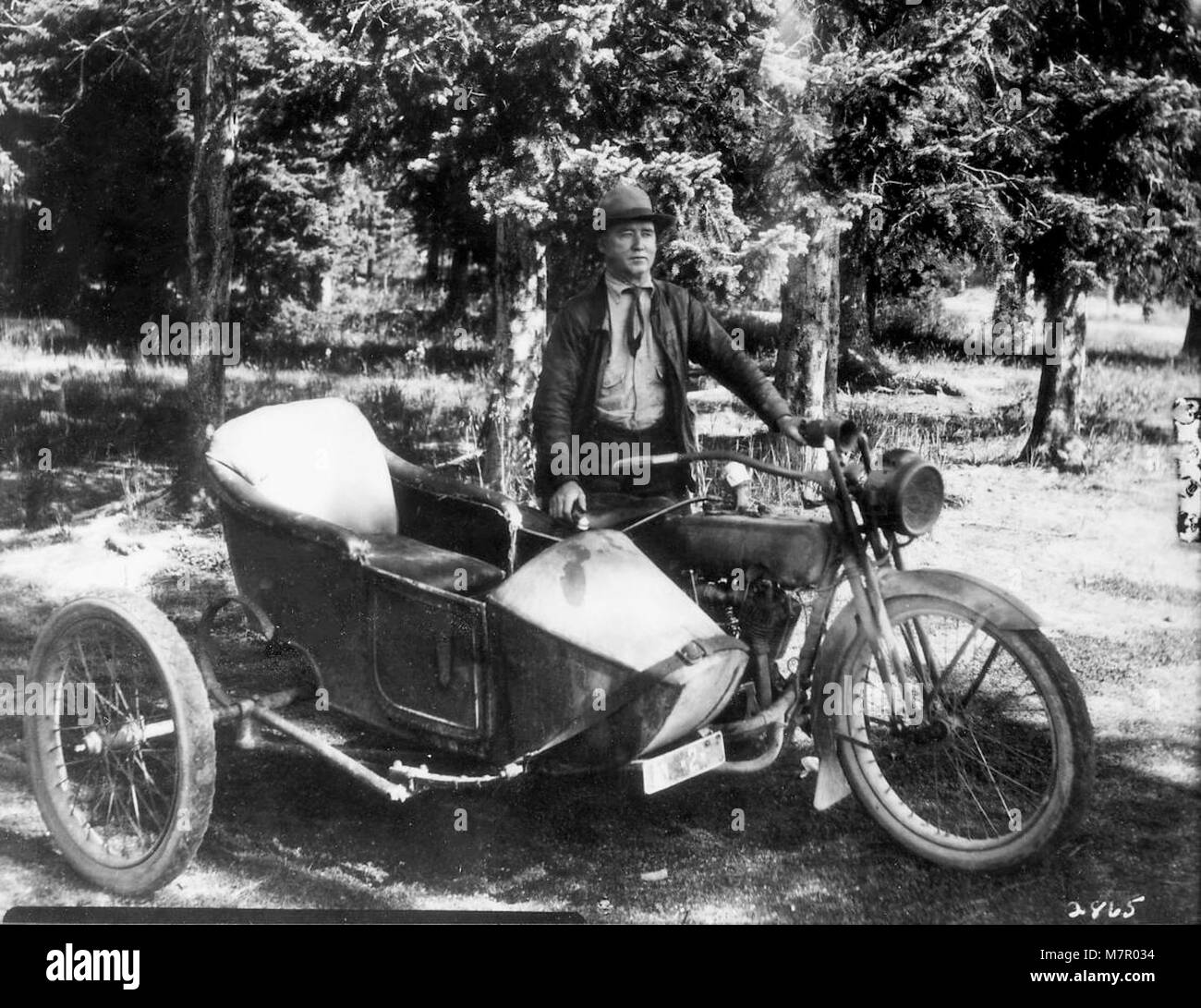 Capo Ranger James McBride Chief Ranger James McBride, motociclista con il lato macchina; fotografo sconosciuto; circa 1921 Foto Stock