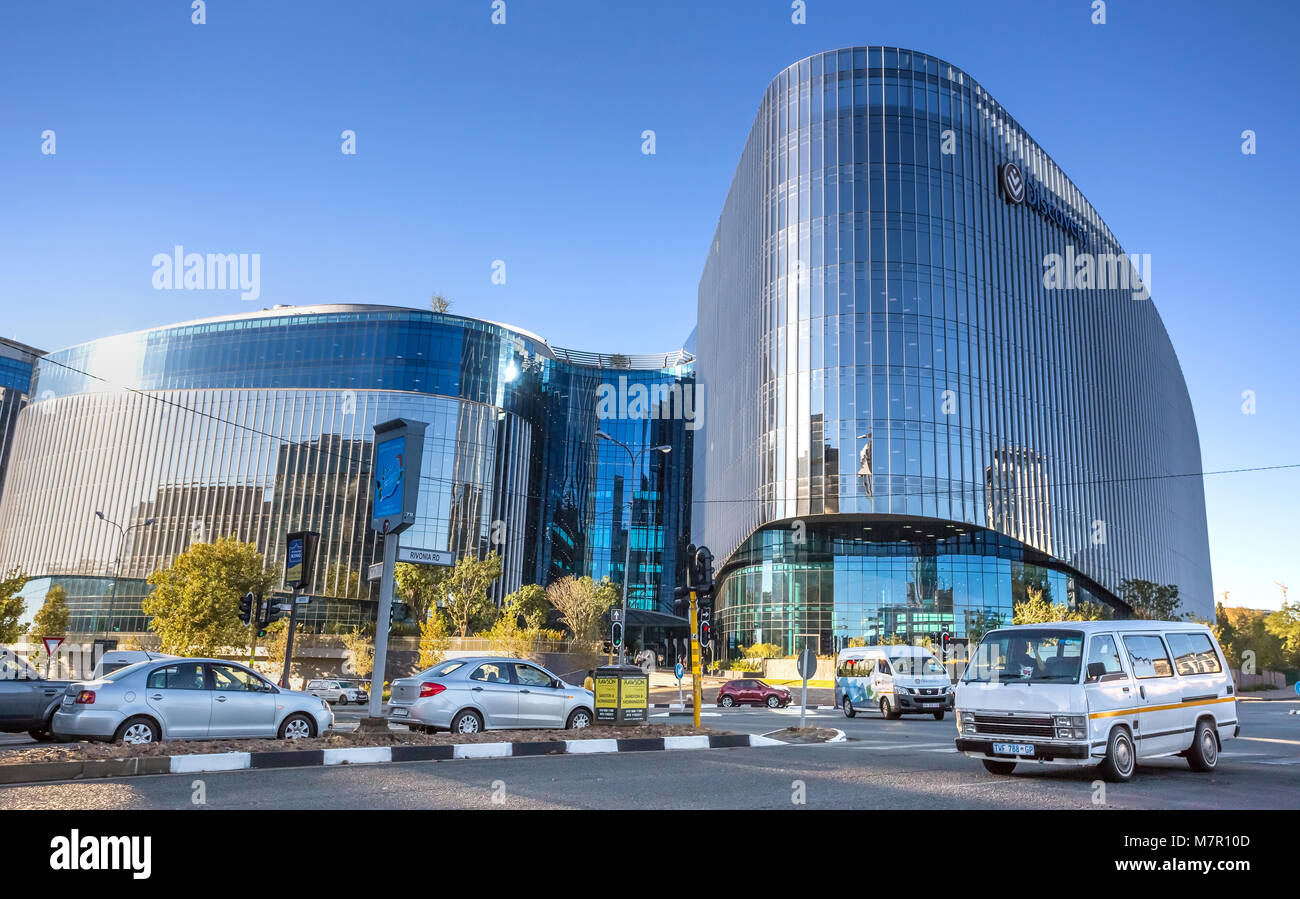 Johannesburg, Sud Africa - 8 Marzo 2018: vetro frontale in un edificio moderno con il trasporto su strada con le auto in primo piano. Foto Stock