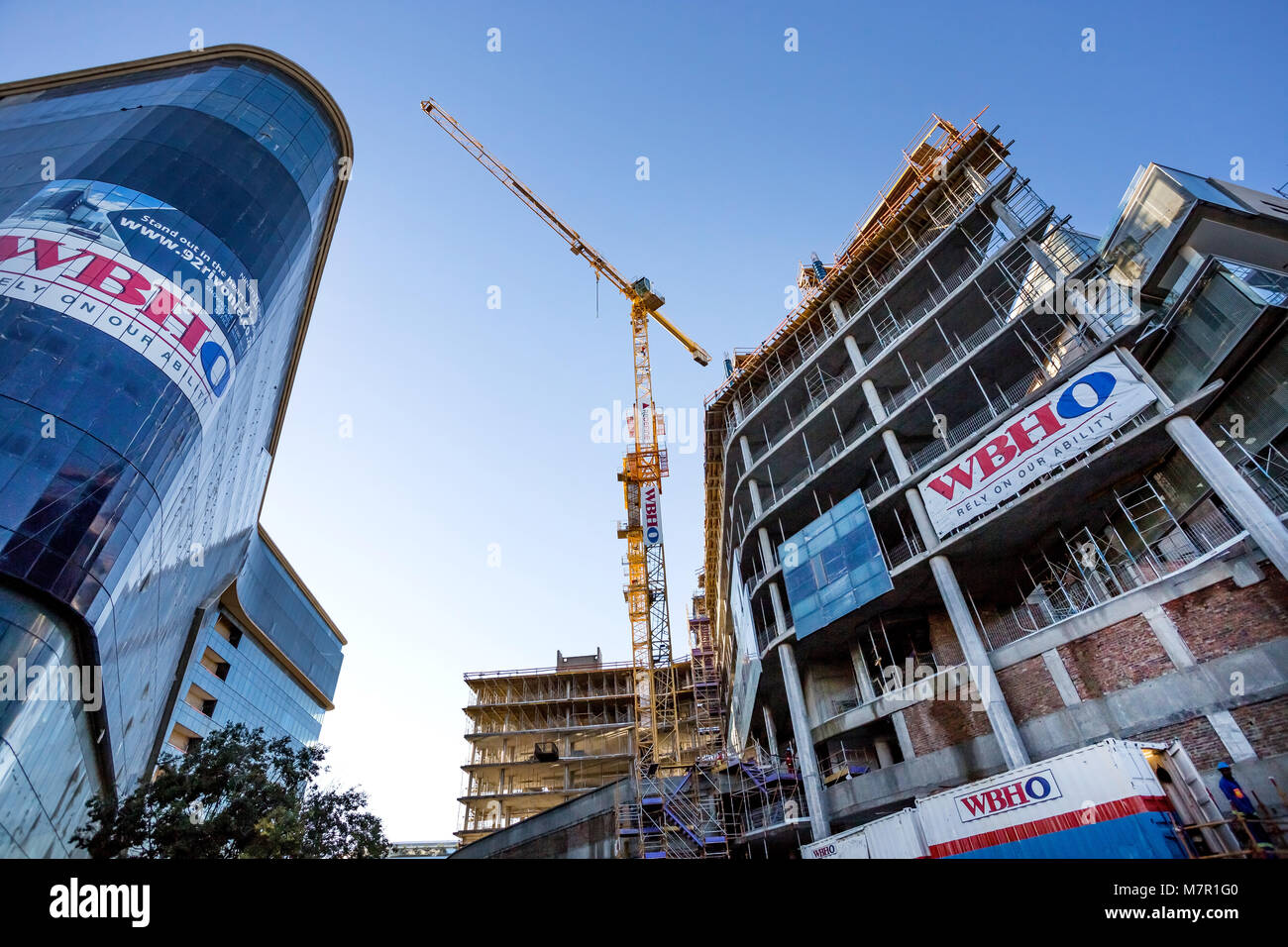 Johannesburg, Sud Africa - 8 Marzo 2018: edificio incompiuto con costruzione di gru in skyline. Foto Stock