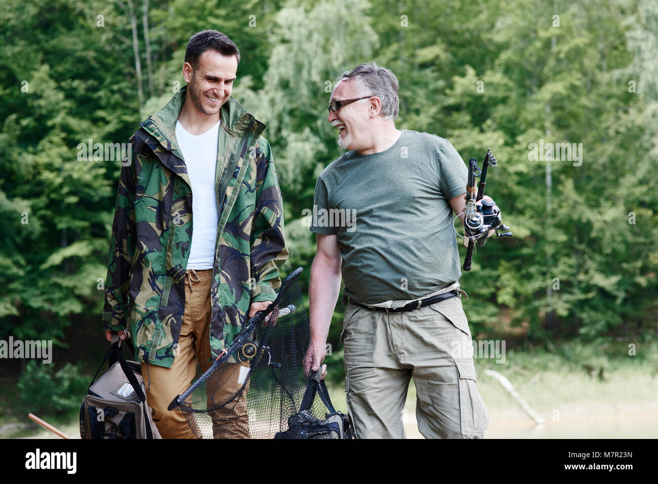 Il figlio e il padre i preparativi per il viaggio di pesca Foto Stock