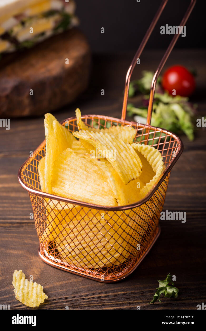 Croccanti patatine nel cestello in rame Foto Stock
