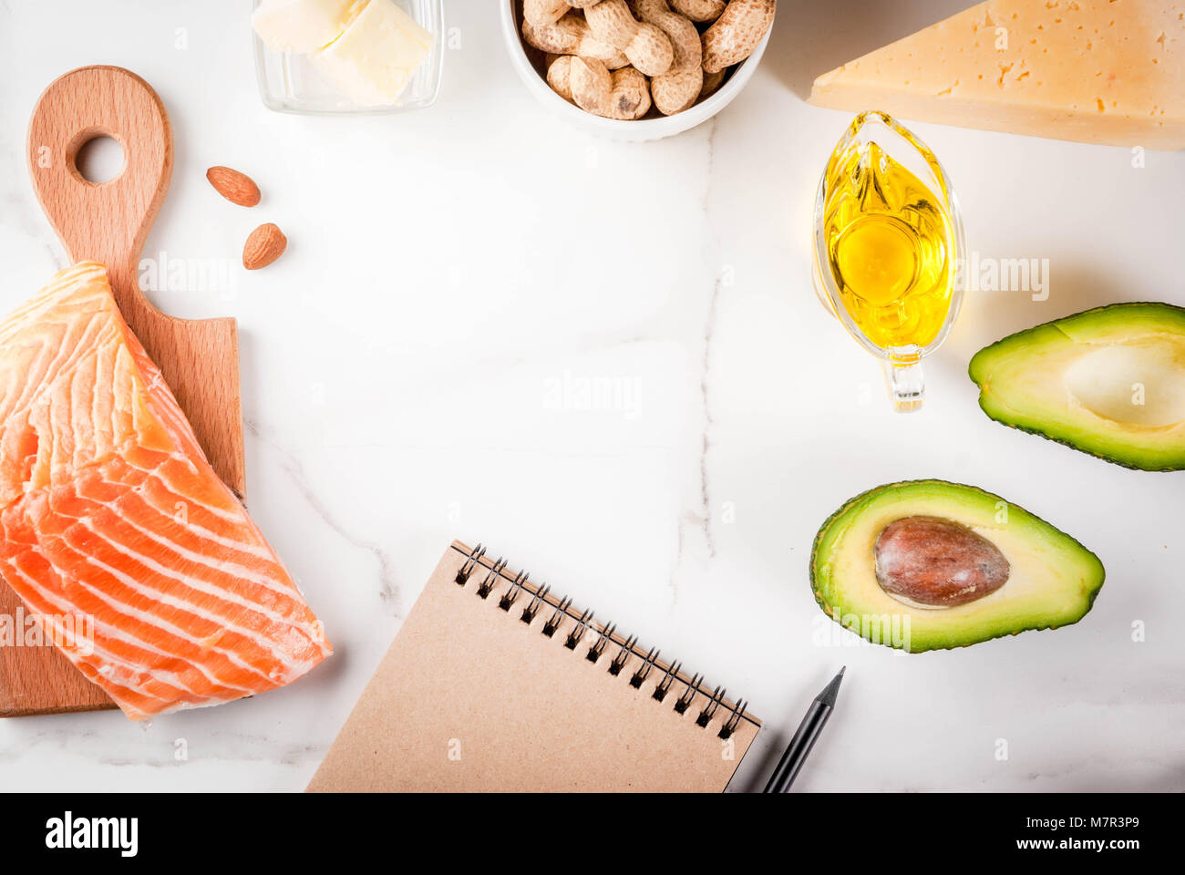 Ketogenic low carboidrati dieta concetto. Sana e bilanciata con cibi ad alto contenuto di grassi sani. La dieta per il cuore e i vasi sanguigni. Ingredienti biologici, Foto Stock