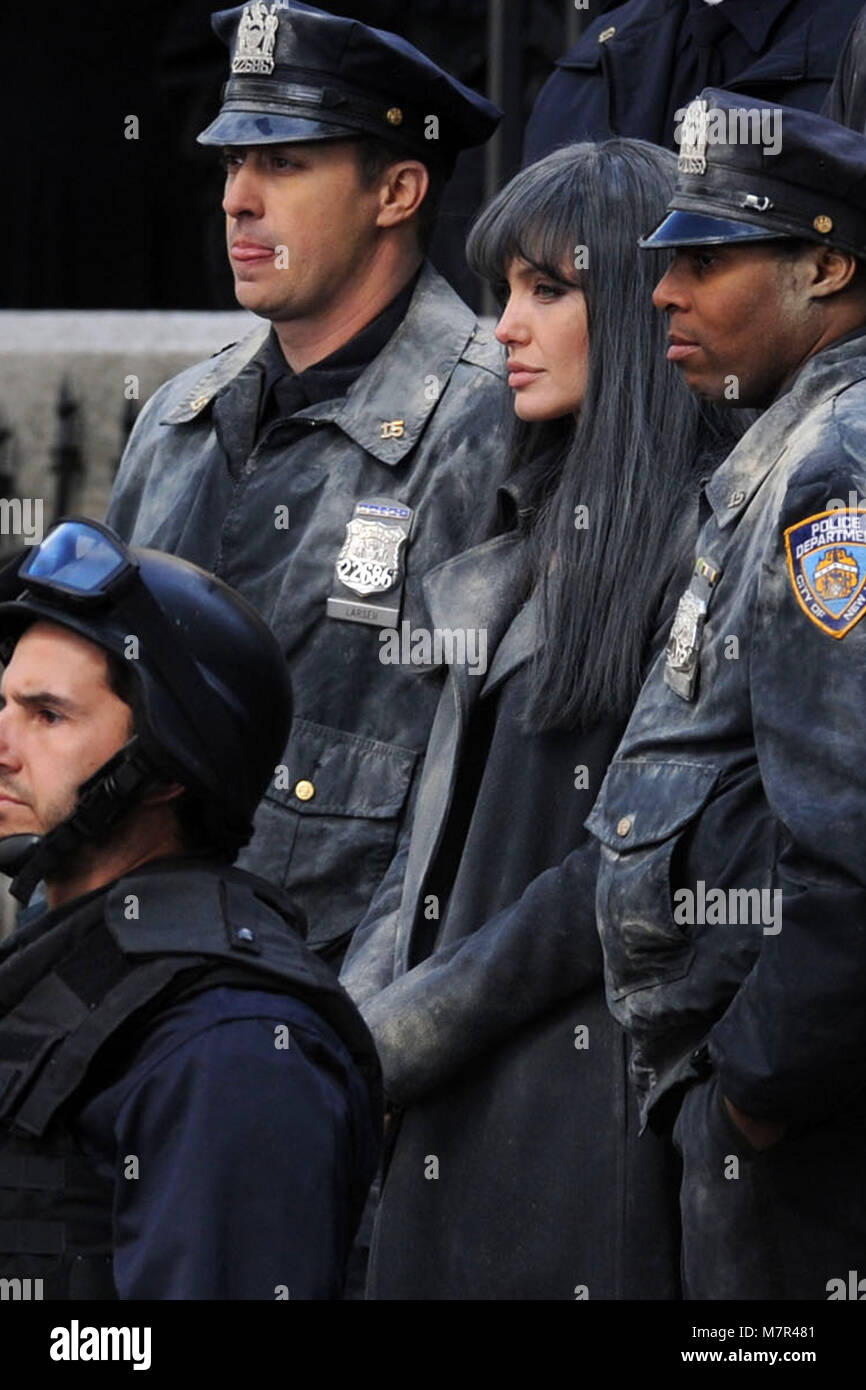 NEW YORK - MARZO 18: l'attrice Angelina Jolie (C) film una scena al 'alt' movie set in midtown Manhattan Marzo 18, 2009 a New York City People: Angelina Jolie Foto Stock