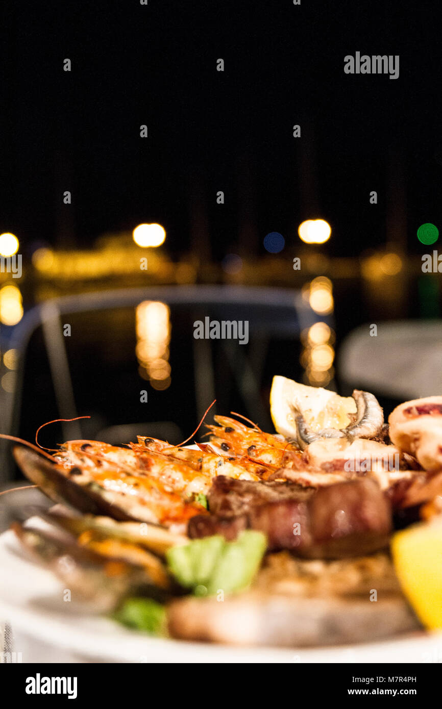 Un enorme piatto di pesce con frutti di mare in un accogliente ristorante greco in Lefkada, isole Ionie, Grecia. Foto Stock