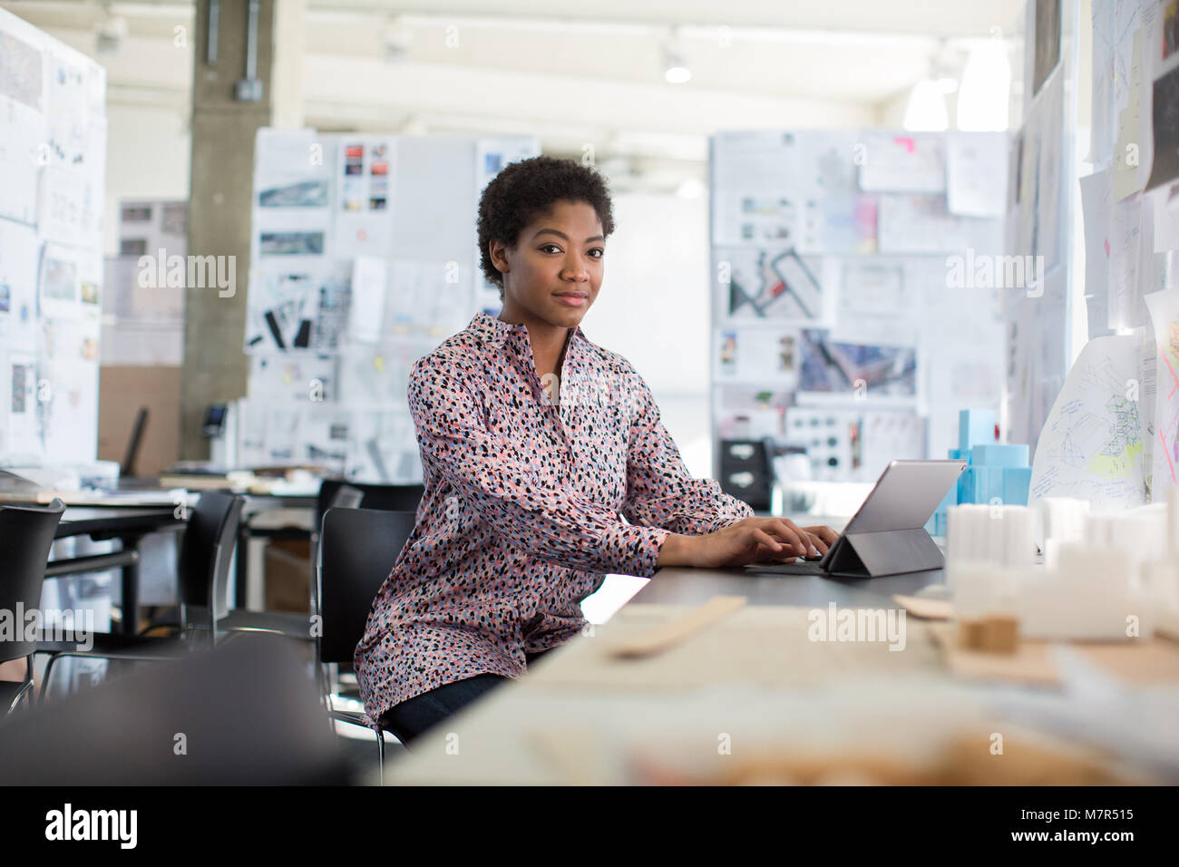 Ritratto di afro-americano di lavoro femminile in ufficio creativo Foto Stock