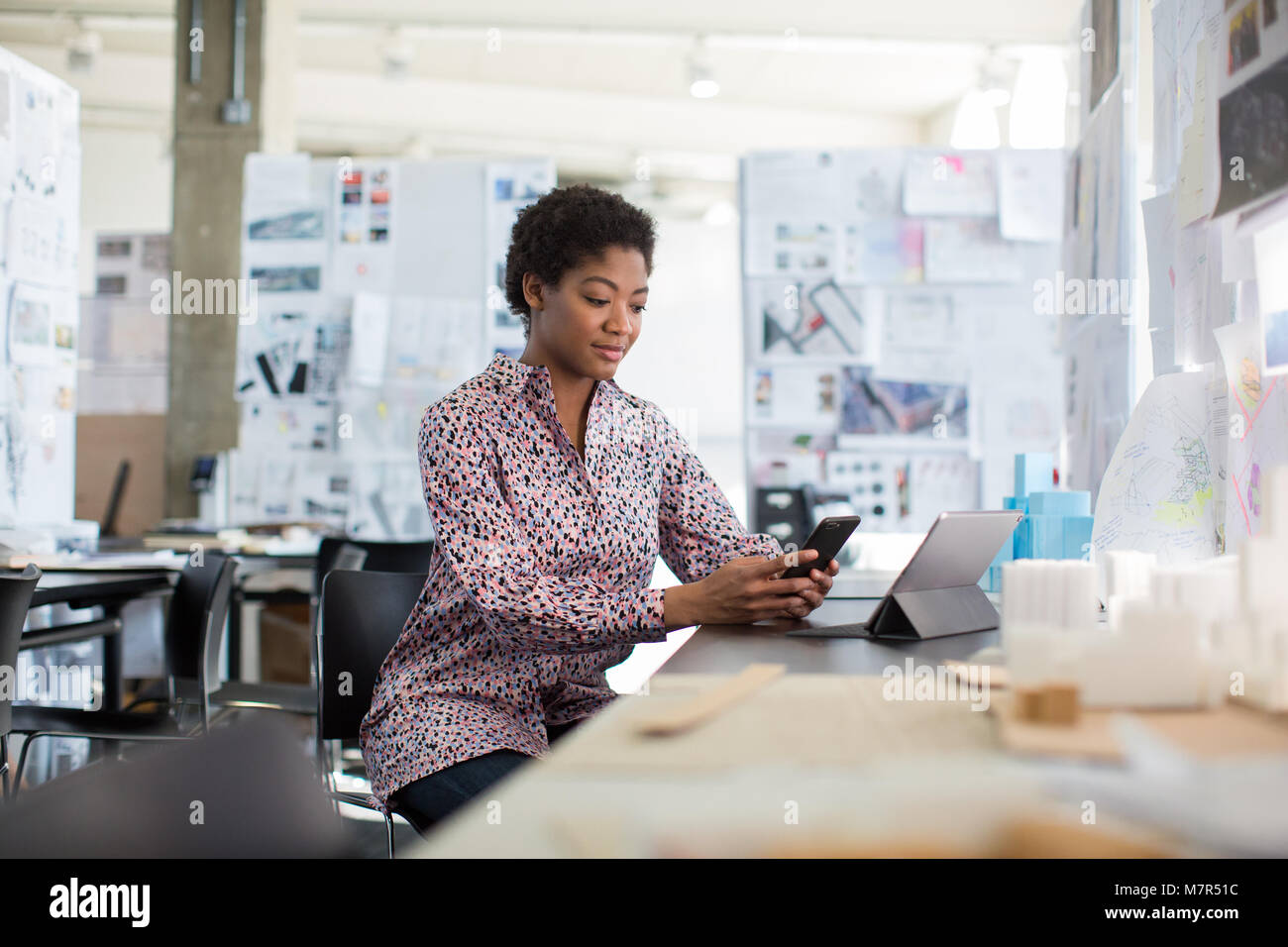 Americano africano di lavoro femminile in ufficio creativo Foto Stock